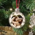 Gepersonaliseerde Kerstbal groene wintertakken, foto
